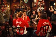 Genie&szlig;t ihren Aufenthalt in ihrer kanadischen Stammkneipe: Robin (Cobie Smulders, am Tisch 2.v.r.) ...
