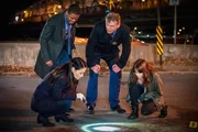 Watson (Lucy Liu, vorne l.), Detective Bell (Jon Michael Hill, l.), Captain Gregson (Aidan Quinn, M.) und Kitty (Ophelia Lovibond, r.) beschlie&szlig;en, mit dem New York Police Department zusammen zu arbeiten, um dem gef&auml;hrlichen Copkiller das Handwerk zu legen ...