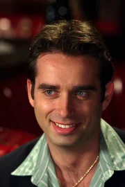 Der gut aussehende Heiratsschwindler und Kreditkartenbetr&uuml;ger Ramon Delgado (Bruno Campos) hat sich erschossen, w&auml;hrend er die Videokassette einer Partnervermittlung ansah ...