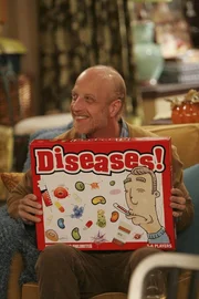 Die Freunde feiern Thanksgiving dieses Jahr mit Lilys durchgeknalltem Vater Mickey (Chris Elliott), mit dem sie seit drei Jahren nicht mehr gesprochen hat. Ob das gutgeht?