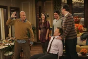 Ein Thanksgiving der besonderen Art: Mickey (Chris Elliott, l.), Marshall (Jason Segel, r.), Ted (Josh Radnor, 2.v.r.), Robin (Cobie Smulders, 2.v.l.), Barney (Neil Patrick Harris, vorne) ...