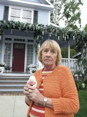 Schlie&szlig;lich nehmen Bree, Susan, Lynette, Gabrielle und Mrs. McCluskey (Kathryn Joosten) Edies Asche wieder mit nach Hause und verstreuen sie dort, wo Edie gelebt hat: in der Wisteria Lane. ...