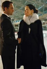 Alles spricht daf&uuml;r, dass Watsons (Lucy Liu, r.) neuer Boss, Del Gruner (Stuart Townsend, l.), Kittys Entf&uuml;hrer ist, doch im Verh&ouml;r streitet er alle Anschuldigungen ab ...