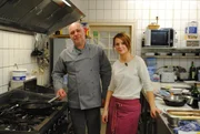 K&uuml;chenhilfe Klaudia (r.) und ihr Chef Oliver (l.) hoffen, dass Frank Rosin ihnen Tipps geben kann, wie sie das "Landhaus Eyendorf" vor dem finanziellen Ruin bewahren k&ouml;nnen ...