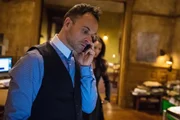 Als ein Schuldeneintreiber ermordet wird, nehmen Holmes (Jonny Lee Miller) und Watson die Ermittlungen auf ...
