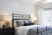 Die verliebten Chapmans und ihre Hunde w&uuml;nschen sich nichts sehnlicher als ein erstes gemeinsames zu Hause mit gen&uuml;gend Platz zur Fortpflanzung. Wird Einrichtungsprofi Joanna mit ihrer Vorliebe f&uuml;r Shabby-Chic am Ende den Gemschack ihrer Kunden treffen?