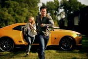 Das Leben von Cade Yaeger (Mark Wahlberg, r.) und seiner Tochter Tessa (Nicola Peltz, l.) nimmt eine ungeahnte Wendung, als sie sich entschlie&szlig;en, in einer Alien-Hetzjagd der CIA dem Anf&uuml;hrer der menschenfreundlichen Autobots, Optimus Prime, beizustehen ...