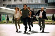 Als der Erfinder Cade Yaeger (Mark Wahlberg, 2.v.l.) in seiner Scheune auf den untergetauchten F&uuml;hrer der au&szlig;erirdischen Autobots trifft, muss er mit seiner Tochter Tessa (Nicola Peltz, l.) und deren Freund Shane (Jack Reynor, 2.v.r.) fliehen. Dabei begegnen sie dem Milliard&auml;r Joshua Joyce (Stanley Tucci, r.) ...