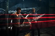 Aus Furcht vor einer erneuten Zerst&ouml;rung der eigenen Umwelt durch die verfeindeten Alien-Gruppen Autobots und Decepticons, hat die CIA die Jagd auf beide er&ouml;ffnet. Cade (Mark Wahlberg, l.) und Shane (Jack Reynor, r.) riskieren dennoch ihr Leben, um den friedlichen Autobots zu helfen ...