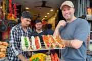 Zwei Reisen Staffel 2 Folge 1 Jonny Fischer k&auml;mpft mit Mumbais Streetfood
