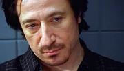 Der ehemalige Auftragskiller der Mafia Frank Chess (Federico Castelluccio) gerät in Verdacht, einen schmierigen Journalisten ermordet zu haben. Der ehemalige Auftragskiller der Mafia Frank Chess (Federico Castelluccio) gerät in Verdacht, einen schmierigen Journalisten ermordet zu haben.