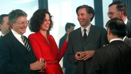Katharine Parker (Sigourney Weaver, 3.v.l.)