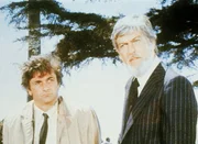 Lt. Columbo (Peter Falk) spricht mit Paul Galesko (Dick Van Dyke, re.) &uuml;ber die Entf&uuml;hrung und den Tod von Frau Galesko.