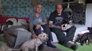 Manu, 49, und Herbert, 64, leben mit Hunden Lara, Ricky, Nemo und Archi in einer kleinen Gemeindewohnung in Wien Floridsdorf. Manu, 49, und Herbert, 64, leben mit Hunden Lara, Ricky, Nemo und Archi in einer kleinen Gemeindewohnung in Wien Floridsdorf.
