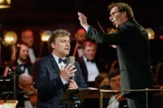 Jonas Kaufmann (li.) und Dirigent Jochen Rieder (re.) am 23. Februar 2024 in Prag