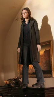 Der Verdacht des illegalen Transplantathandels f&auml;llt auf den Besitzer eines Bestattungsinstituts, in dessen R&auml;umen Dr. Brennan (Emily Deschanel) nach Beweisen sucht.