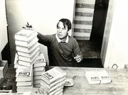 Siegfried Lenz, dessen Werke in rund 30 L&auml;ndern und 22 Sprachen in &uuml;ber 25 Millionen Exemplaren erschienen sind, geh&ouml;rt zu den wichtigsten deutschen Schriftstellern der Nachkriegszeit.