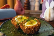 Scotch Egg: ein gekochtes, im Hackfleischmantel frittiertes Ei
