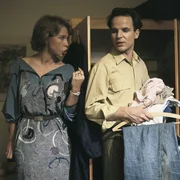 Bei Tina (Marion Kracht, l.) und Chris (Mick Werup, r.) hängt der Haussegen schief. Chris will aus der gemeinsamen Wohnung ausziehen. Bei Tina (Marion Kracht, l.) und Chris (Mick Werup, r.) hängt der Haussegen schief. Chris will aus der gemeinsamen Wohnung ausziehen.