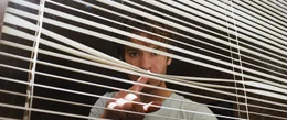 Angesichts immer skurrilerer Hinweise im Fall um Sarahs Verschwinden, droht Sam (Andrew Garfield) paranoid zu werden und den Verstand zu verlieren.