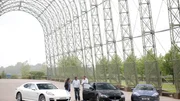 Porsche Panamera, Maserati Quattroporte und Aston Martin Rapide unter der Br&uuml;cke im Farnborough BusinessPark mit v.l.: Richard Hammond, James May, Jeremy Clarkson.