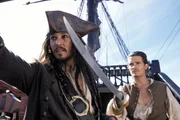 Als Elizabeth von Barbossas M&auml;nnern verschleppt wird, machen sich Will (Orlando Bloom, r.) und Jack Sparrow (Johnny Depp, l.) zusammen an die Verfolgung der "Black Pearl", denn auch der Piraten Captain hat ein Interesse daran, das Schiff m&ouml;glichst schnell aufzutreiben ...