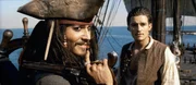 Als Elizabeth von Barbossas M&auml;nnern verschleppt wird, tut sich Will (Orlando Bloom, r.) mit dem Piraten Captain Jack Sparrow (Johnny Depp, l.) zusammen. Gemeinsam machen sie sich an die Verfolgung der "Black Pearl", denn auch Sparrow hat ein Interesse daran, das Schiff m&ouml;glichst schnell aufzutreiben ...