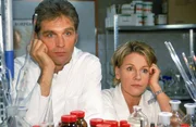 Tja, dumm gelaufen! Nikola (Mariele Millowitsch) und Schmidt (Walter Sittler) stellen fest, dass sie durch den Brief leider in der Patsche stecken.