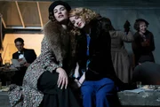 Linda (Lily James, li.) und Fanny (Emily Beecham).