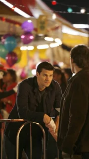 Booth (David Boreanaz, l.) versucht Brennan dabei zu helfen herauszufinden, was mit ihrer Mutter passiert ist.