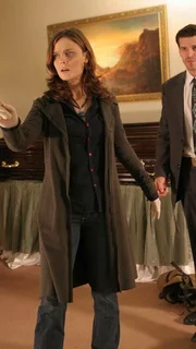 Der Verdacht des illegalen Transplantathandels f&auml;llt auf den Besitzer eines Bestattungsinstituts, in dessen R&auml;umen Dr. Brennan (Emily Deschanel) und Agent Booth (David Boreanaz) nach Beweisen suchen.