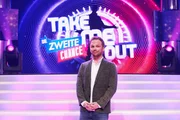 Bei "Take Me Out - Die zweite Chance" bekommen 14 verschm&auml;hte Single-M&auml;nner der Dating-Show mit Moderator Ralf Schmitz eine zweite Chance, doch noch die passende Herzdame zu finden.