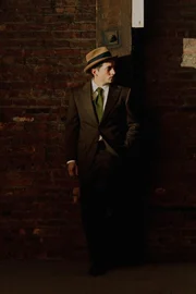 Ein Mann posiert stehend