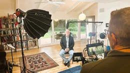 Dreharbeiten bei Stanford-Professor Fred Turner in Mountain View. Der Kulturhistoriker vergleicht die N&auml;he zwischen Tech-Konzernen aus dem Silicon Valley und der Trump-Regierung mit Deutschland in den 1930er Jahren. Auch die deutsche Industrie hatte damals Hitler unterst&uuml;tzt. Laut Turner befinden sich die USA derzeit auf dem Weg in den Faschismus.