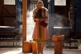 Als Serena (Jennifer Lawrence) ihre Vergangenheit hinter sich l&auml;sst und den Holzbaron Pemberton heiratet, ahnt sie nicht, dass auch ihre Zukunft nicht sehr rosig aussieht ...