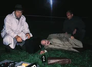 Kriminalkommissar Kehler (Wolfgang Bathke, l.) und Dr. Duhler (Klaus Schindler, r.) am Tatort. (Komparse, M.)