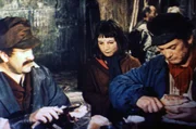 Ein kleines M&auml;dchen erbettelt bei einem Arbeiter namens Messerstecher (Pierre Mondy, li.) und Graf Rodolphe de Sambreuil (Jean Marais, re.), der sich verkleidet als T&uuml;rsteher ausgibt, etwas Brot.