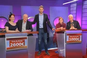 ARD/SWR MEISTER DES ALLTAGS, "mit Florian Weber". Moderator Florian Weber stellt in seinem SWR Wissensquiz die Alltagstauglichkeit seiner prominenten Kandidaten auf die Probe. &bdquo;Meister des Alltags&ldquo; spendet seinen Gewinn einem guten Zweck. v.li.: Enie van de Meiklokjes, Boodo Bach, Florian Weber, Alice Hoffmann und Guido Cantz.