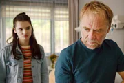 Will seine Krankheit nicht wahrhaben: Polina Schmal als Almut, Rainer Strecker als Gunnar Krusea&szlig;