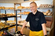 Jan Fitz beim Managen der Dorfbäckerei Müstair. Jan Fitz beim Managen der Dorfbäckerei Müstair.