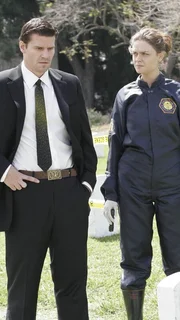 Um herauszufinden, warum gerade auf dem Grab eines Kriegshelden ein verkohlter Leichnam deponiert wurde, l&auml;sst Dr. Brennan (Emily Deschanel) den Soldaten exhumieren. Sie st&ouml;&szlig;t dabei auf gr&ouml;&szlig;tes Unverst&auml;ndnis von FBI-Agent Booth (David Boreanaz), der die Ehre des Soldaten gef&auml;hrdet sieht.