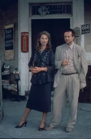Die Wahrsagerin Charlotte (Margaret Krusemark, l.) kann Angel (Mickey Rourke, r.)