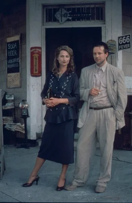 Die Wahrsagerin Charlotte (Margaret Krusemark, l.) kann Angel (Mickey Rourke, r.)