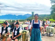 Elisabeth Rehm mit Musikern der Wildenauer Blos auf der Kreut-Alm. Weiteres Bildmaterial finden Sie unter www.br-foto.de.