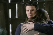 Booth (David Boreanaz, l.); Dr. Brennan (Emily Deschanel, r.)