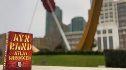 Die russisch-amerikanische Schriftstellerin Ayn Rand (1905 &ndash; 1982) pr&auml;gte mit ihrem Werk den kalifornischen Mythos vom Unternehmer als Genie. Ihr Buch &bdquo;Atlas Shrugged&ldquo; wurde allein in den USA mehr als 9 Millionen Mal verkauft.