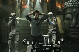 Kaum wird sein gr&ouml;&szlig;ter Traum wahr, da ger&auml;t Douglas Quaid (Colin Farrell, M.) auch schon ins Visier skrupelloser Kr&auml;fte, die alles versuchen, um ihn ins Jenseits zu bef&ouml;rdern ...