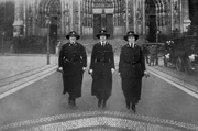 Polizistinnen in Uniform &ndash; in den 1920er Jahren treten sie erstmals &ouml;ffentlich auf und sollen das Bild der Polizei nachhaltig ver&auml;ndern.
