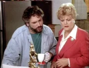 Jessica (Angela Lansbury) trifft sich mit Hatter (Harvey Fierstein), in dessen Comicserie sie als F&uuml;chsin dargestellt wird.
