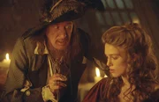 Der Raub eines verfluchten Azteken-Schatzes zwingt den ber&uuml;chtigten Captain Barbossa (Geoffrey Rush, l.), als Untoter auf den Meeren zu rauben und zu pl&uuml;ndern. Nur die R&uuml;ckgabe aller Medaillons aus dem Schatz und ein Blutopfer kann ihn und seine Crew von dem Fluch erl&ouml;sen. Das letzte noch verbleibende Medaillon befindet sich allerdings im Besitz von Elizabeth (Keira Knightley, r.), die es einst unbemerkt William abgenommen hatte ...